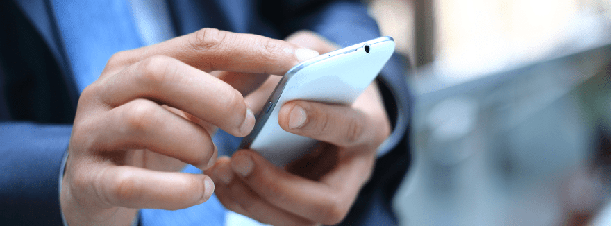 executivo mexendo no celular