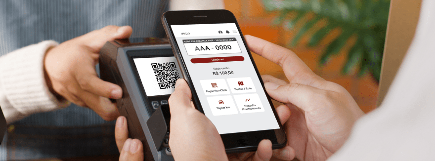 executivo mexendo no celular
